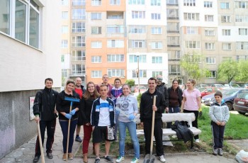 Доброволци освежиха градинката пред „Дом „Възможност““ в София