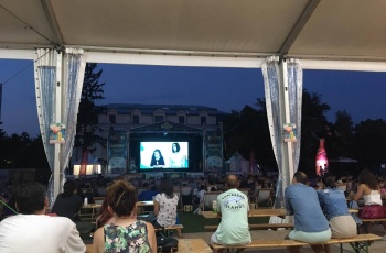 На кино